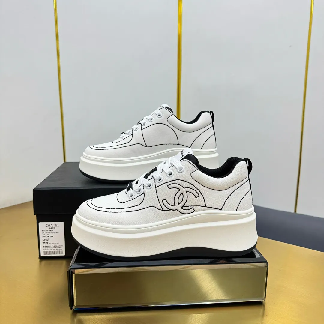 👟👟Ex-factory price 600👟👟 Upgraded version, upgraded version, upgraded version! No rebuttal accepted! ! ! ! Chanel Chanel panda shoes! 2025 counter's top casual sports shoes. This classic design; the upper is electro-embroidered with a variety of techniques; the outsole is fashionable and sporty; the unusual inclusion of a variety of color matching elements... The diversified mix and match is very good-looking and versatile, and can be used for leisure, fashion, sports, and outdoor... ꫛꫀꪝ Go➫ Materials: ❶Upper made of: original imported first-layer silk cowhide + original waterproof cloth + original first-layer cowhide ❷Inner lining: Original Yangli+Net ❸Outsole based on: Original TPU combination outsole Counter boutique packaging complete set for women 35–41 👉 👉
